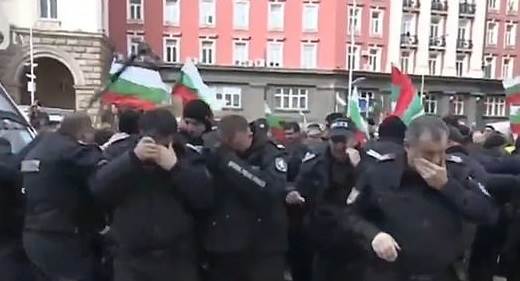  Bugarska - policajci sami sebe naprskali biber sprejom 