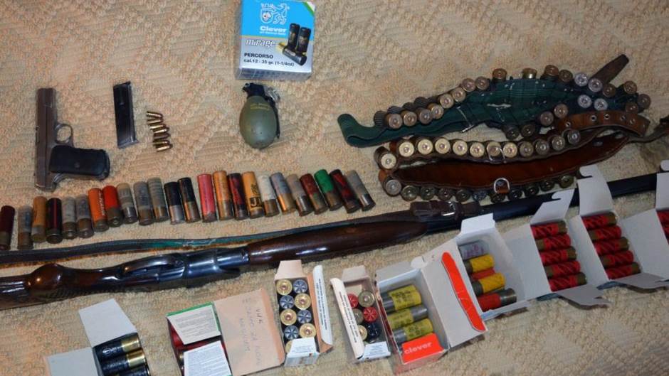  Hapšenje u Podgorici pronađeno oružje, bomba i municija 