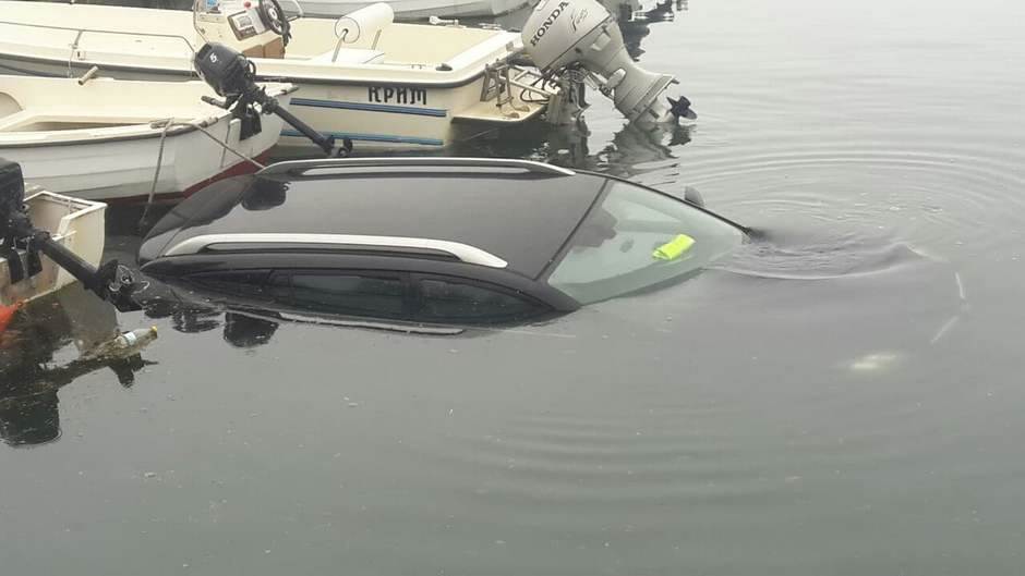 Tojota skliznula je sa parkinga barske marine u more 