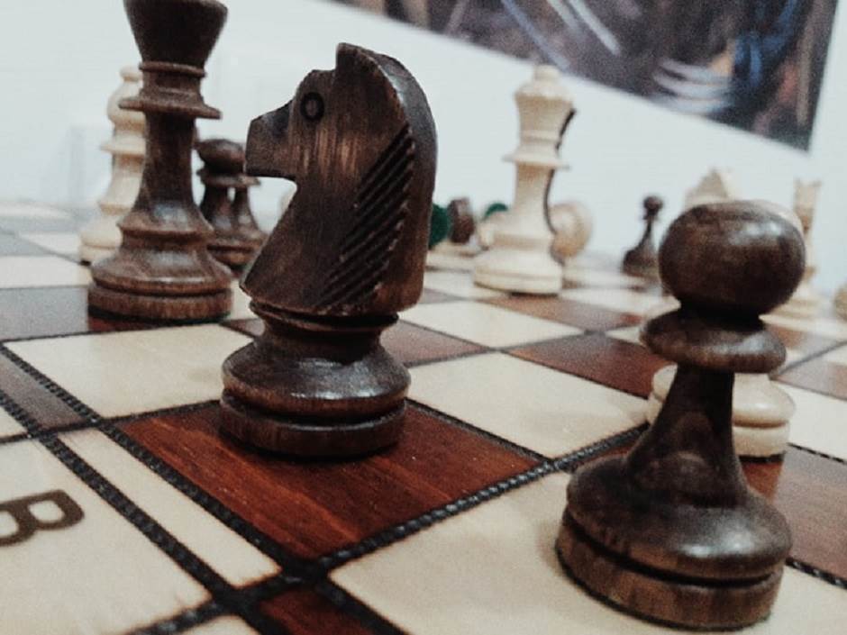  Bijelo Polje: Zapucao na komšiju jer mu je ukrao šahovsku figuru!? 