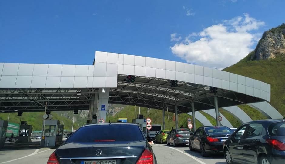  Juče je u Crnu Goru preko graničnog prelaza Dobrakovo ušlo 11.348 putnika 