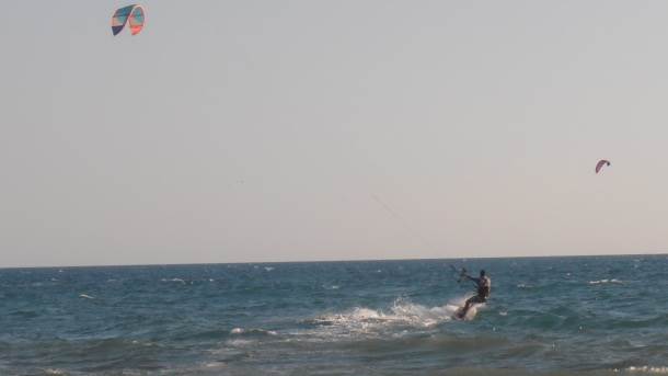  U sred Beograda SURFUJE NA VODI (VIDEO) 