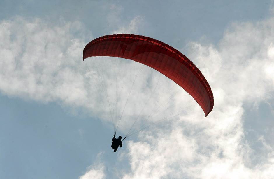  Žena mu za godišnjicu poklonila skok iz aviona, dobio padobran s rupama 