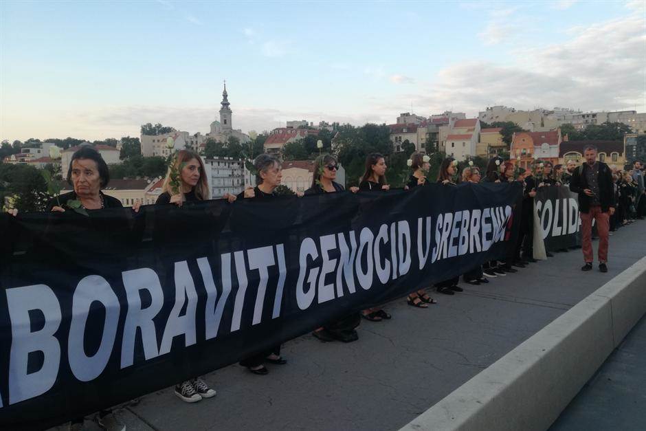  Beograd-Zene-u-crnom-obelezile-genocid-u-Srebrenici 