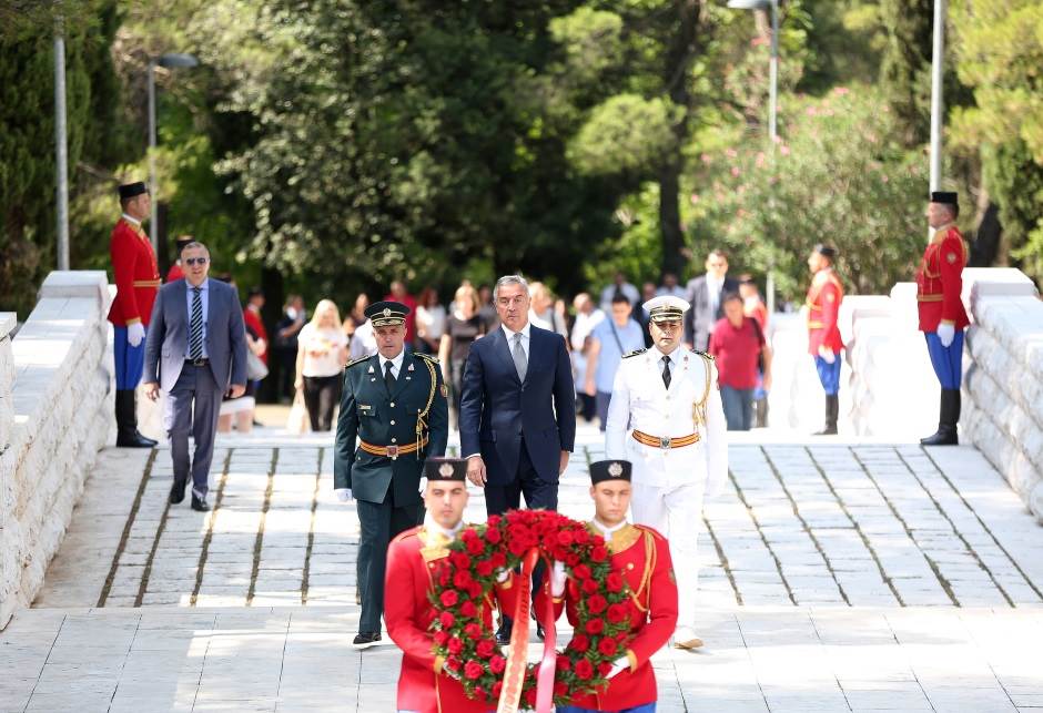  Predsjednik Đukanvić položio vijenac na spomenik Partizanu borcu na Gorici 