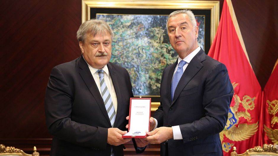  Đukanović uručio Močniku medalju za zasluge  