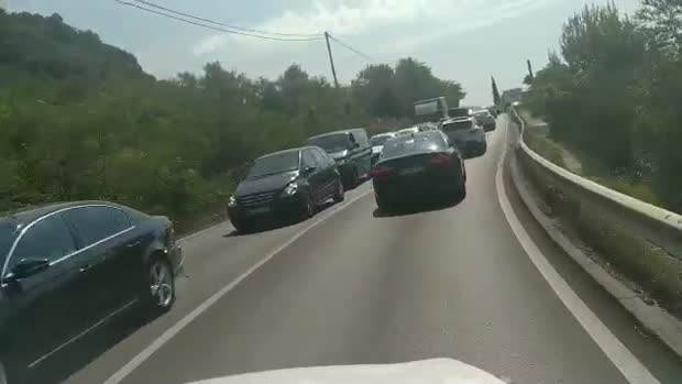  Ogromne kolone prema Vranjini, izgorio automobil 