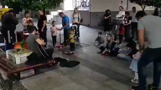  Gitara u Hercegovačkoj očarala prolaznike! 