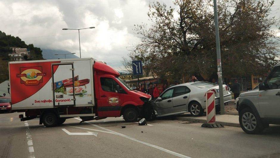  Sutomore: Vozilo firme "Goranović" udarilo u auto FOTO 