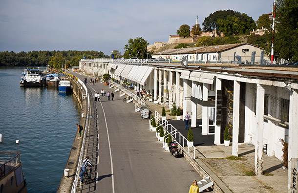 Muskarac-pao-sa-parkinga-iznad-Beton-hale 