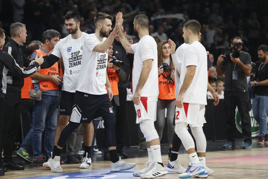  Zvezda i Partizan ujedinjeni pred početak utakmice 