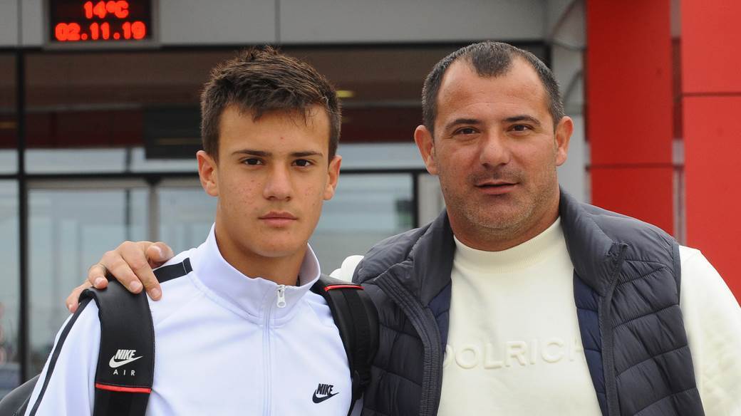  Dejan-Stankovic-se-vratio-u-Inter-Koordinator-mladih-selekcija-sef-svojim-sinovima 