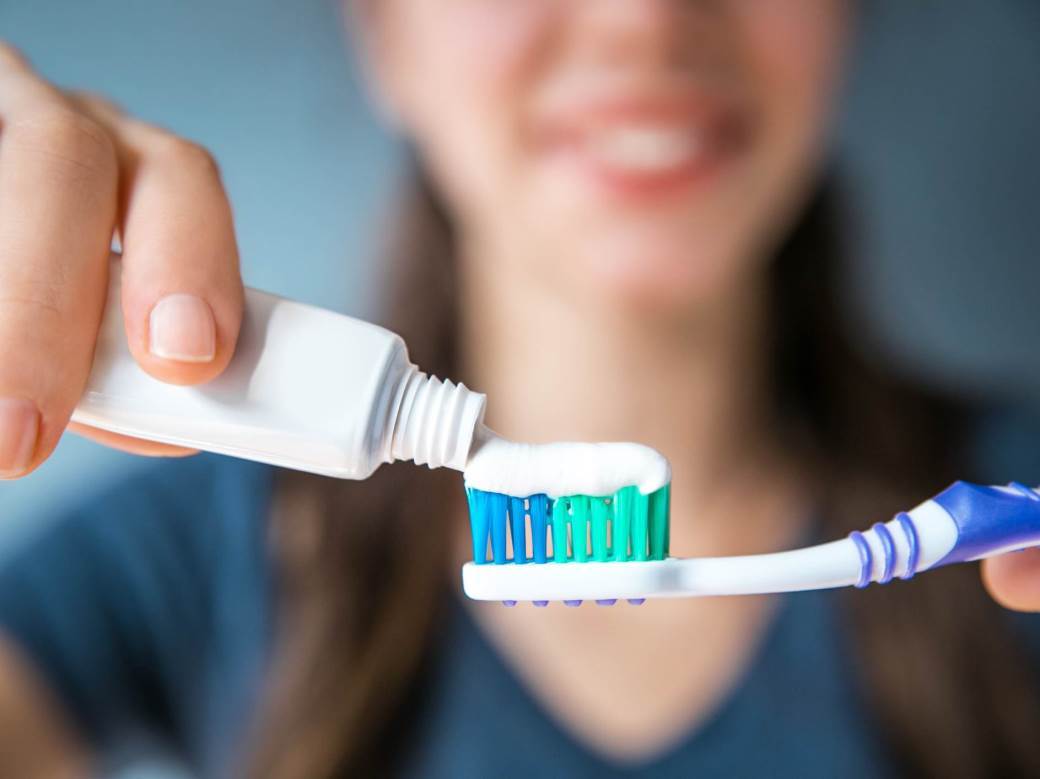  Da li je bolje da zube dentalnim koncem čistite pre ili posle pranja 