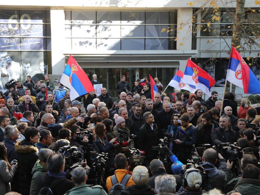  Opozicija ispred zgrade RTS-a, blokirani svi ulazi! (FOTO, VIDEO) 