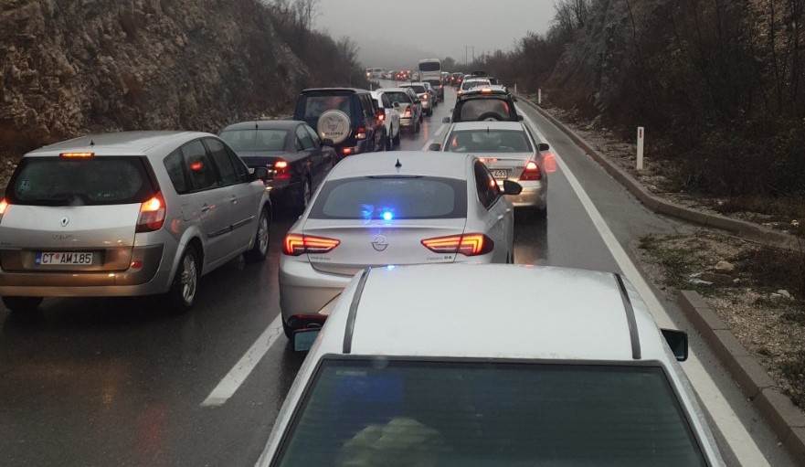  Nekoliko desetina autobusa i na stotinu automobila blokirano kod Nikšića! 