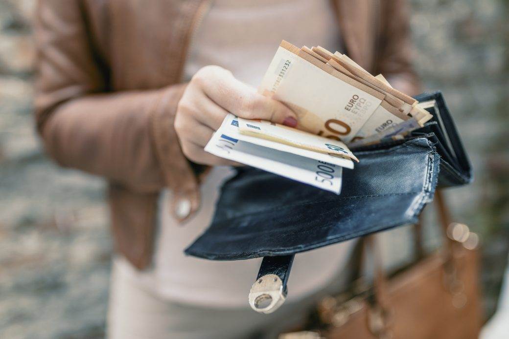  Prosječna zarada u januaru 524 eura 