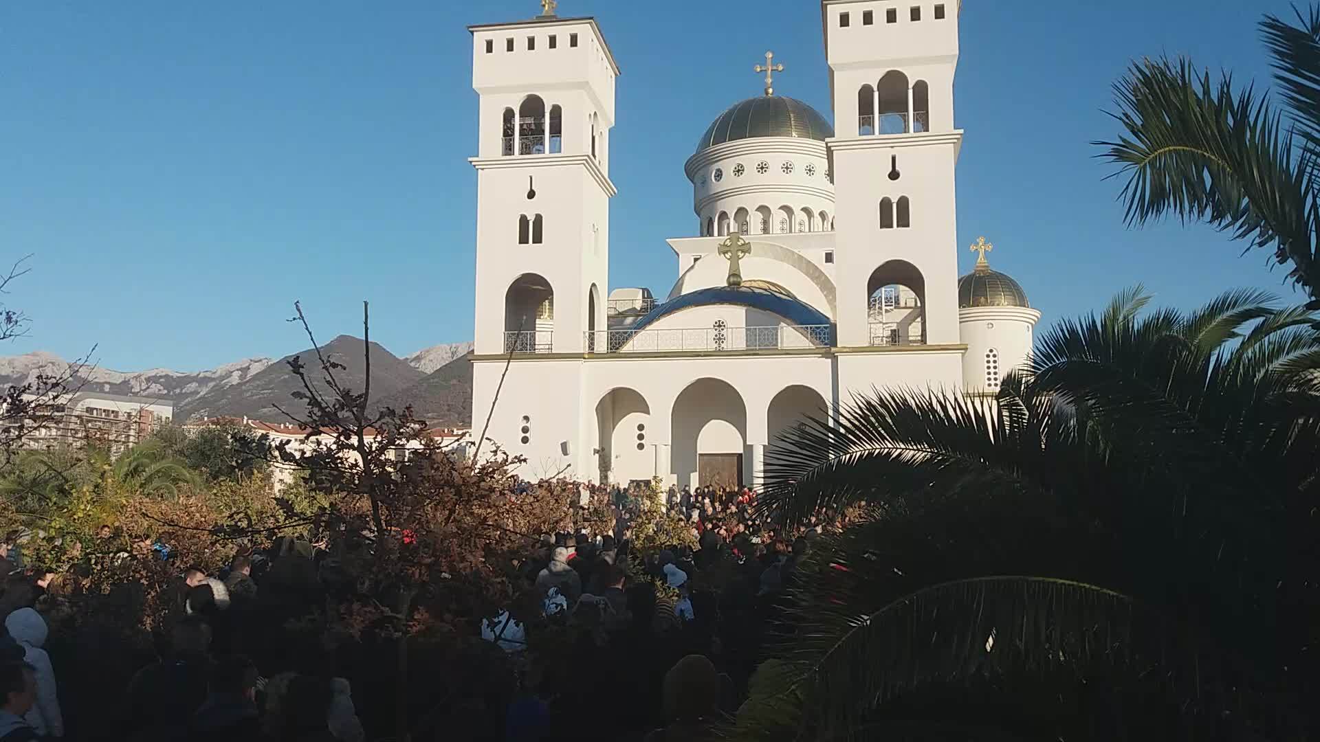  Širom Crne Gore danas nalagani Badnjaci (FOTO, VIDEO) 