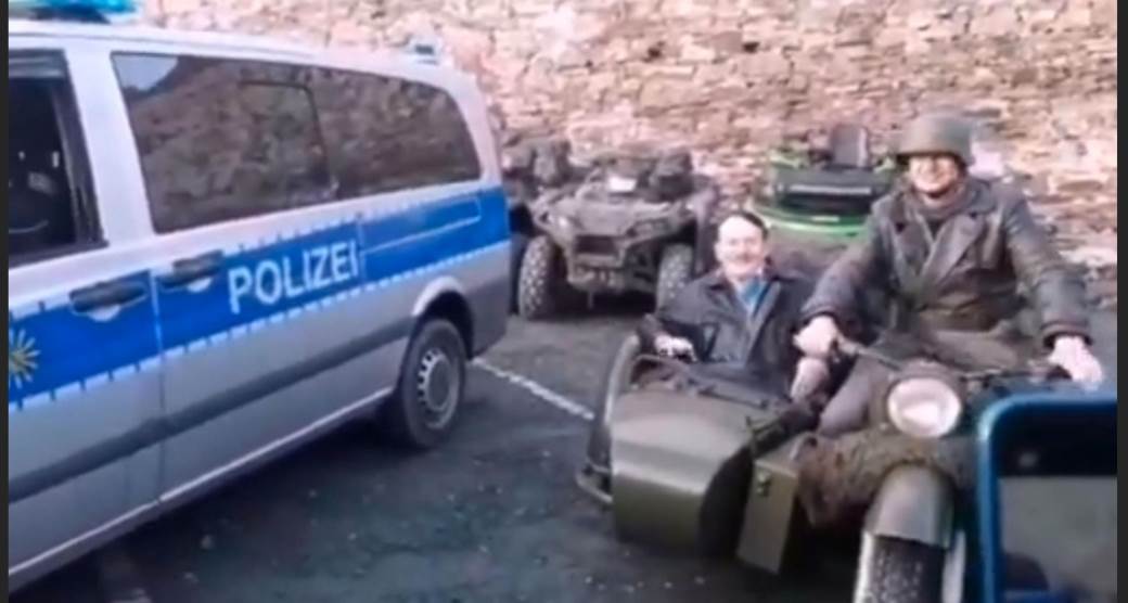  Nemački policajac u problemu zbog Hitlerovog DVOJNIKA na motoru VERMAHTA 