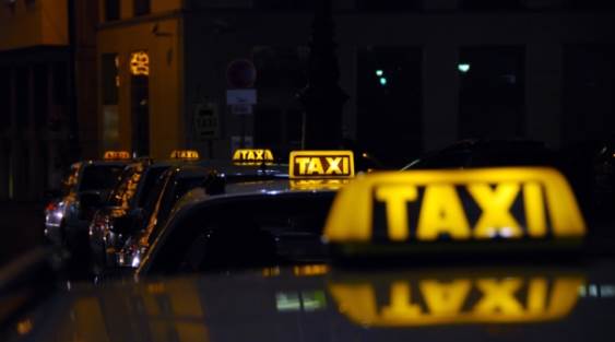  Maloljetnik osumnjičen da je udario i opljačkao taksistu 