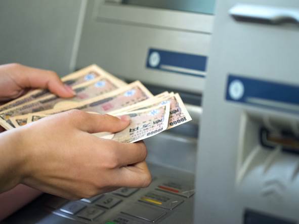  Na bankomatima banaka čiji niste klijent minimalna provizija tri eura 