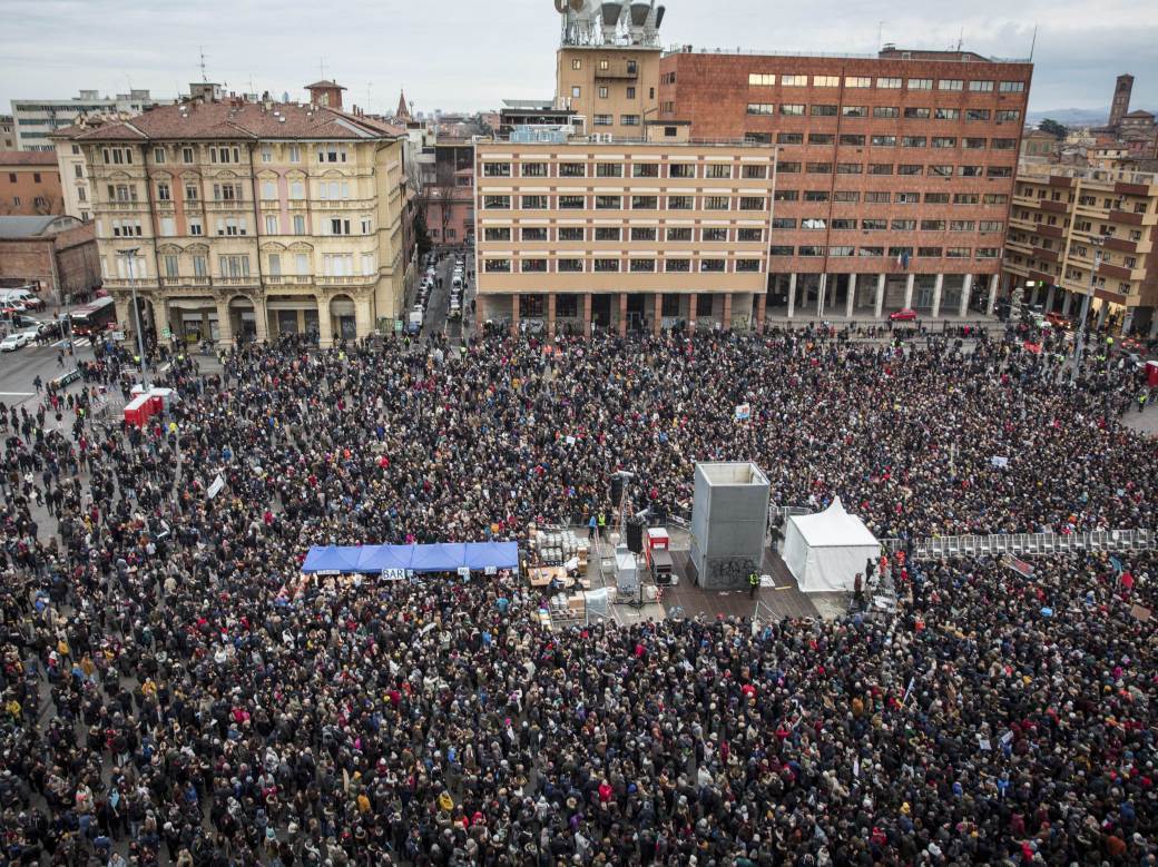  Protest-u-Bolonji-pevali-Bella-Ciao 