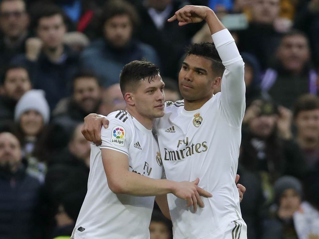  Luka-Jovic-asistencija-petom-stikla-Sevilja-Kazemiro-gol 