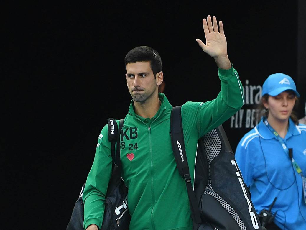  Novak-Djokovic-KB-na-trenerci-Australijan-Open-u-znak-secanja-na-Kobi-Brajant-VIDEO 