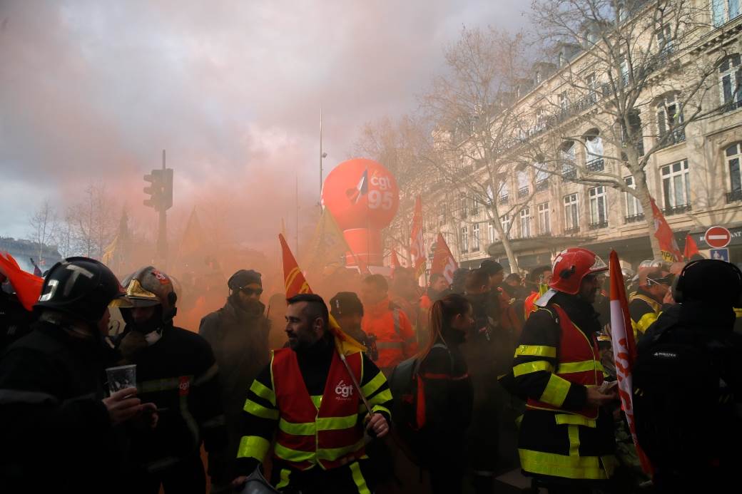  Haos u Parizu: Sukobili se vatrogasci i policajaci na protestu (FOTO) 