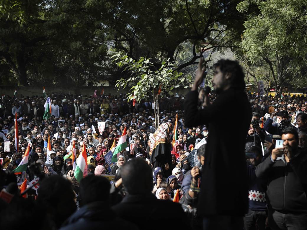  Haos u Nju Delhiju: Pucnjava na protestu (VIDEO) 