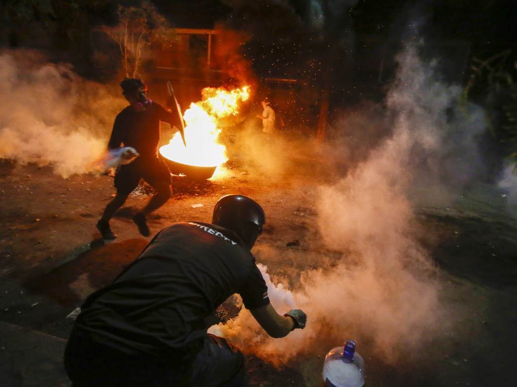  Sukobi policije i građana u Čileu zbog smrti fudbalskog navijača (VIDEO) 