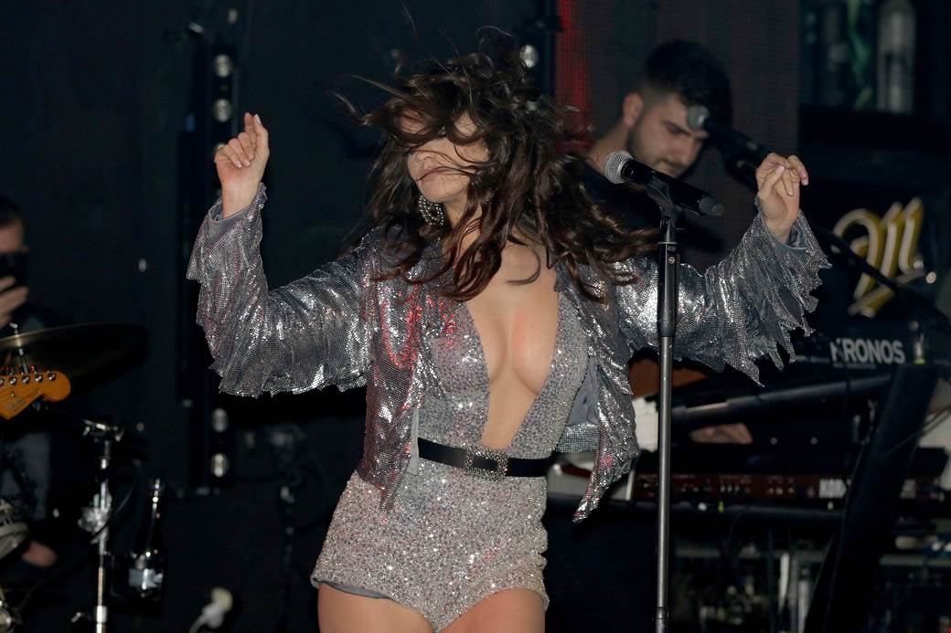  Ne može da joj bude hladno, kad je VRELA! (FOTO, VIDEO) 