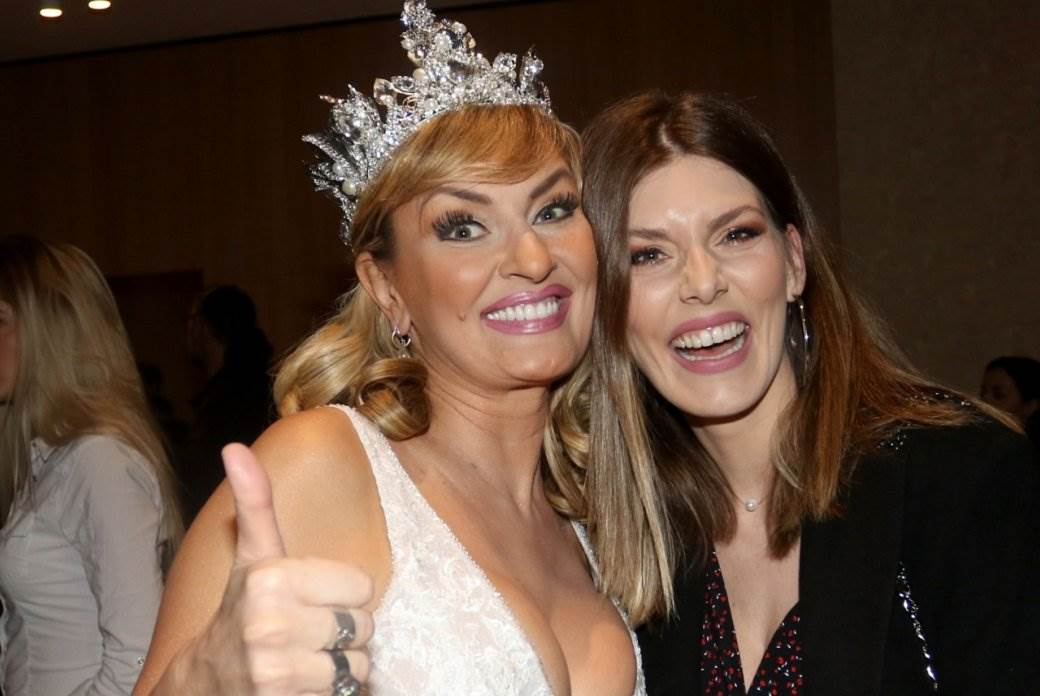  Sneki prošetala u venčanici! 