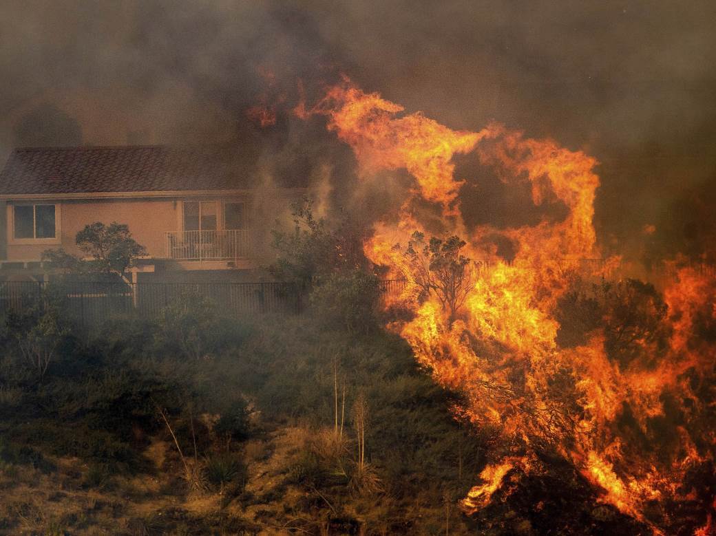  VATRENA STIHIJA GUTA SVE PRED SOBOM: Neverovatan požar u Kaliforniji VIDEO 