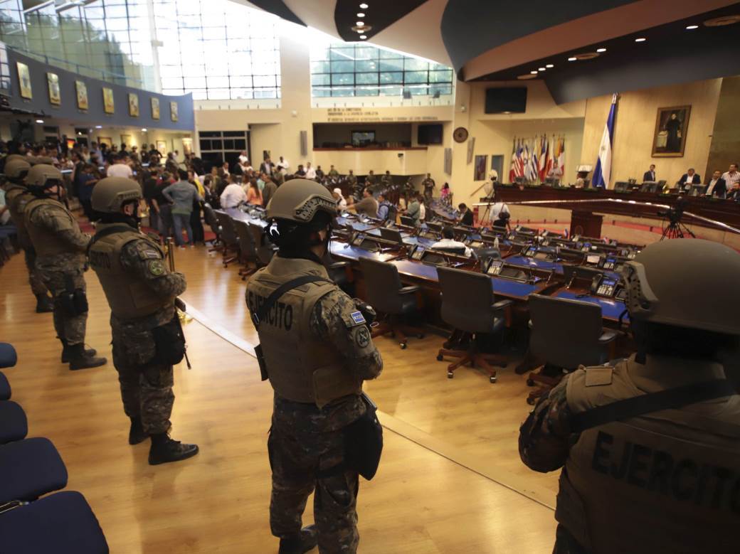  Naoruzani-policajci-i-vojnici-upali-u-parlament-El-Salvadora 