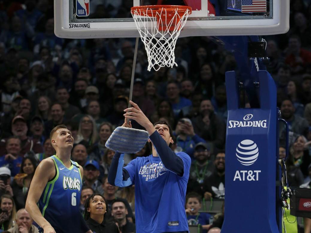  Bobi asistira i kad ne igra: Porzi, pomeri se da "pometlam" loptu 