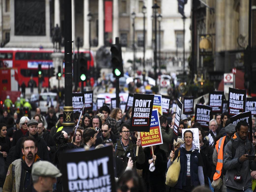  Krisi Hajnd, Rodžer Voters, stotine drugih na maršu podrške Asanžu 