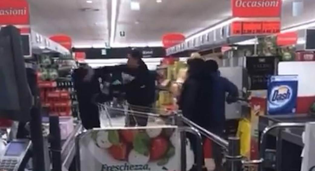  HAOS u Italiji zbog KORONE: Tuku se za hranu u supermarketu (VIDEO) 