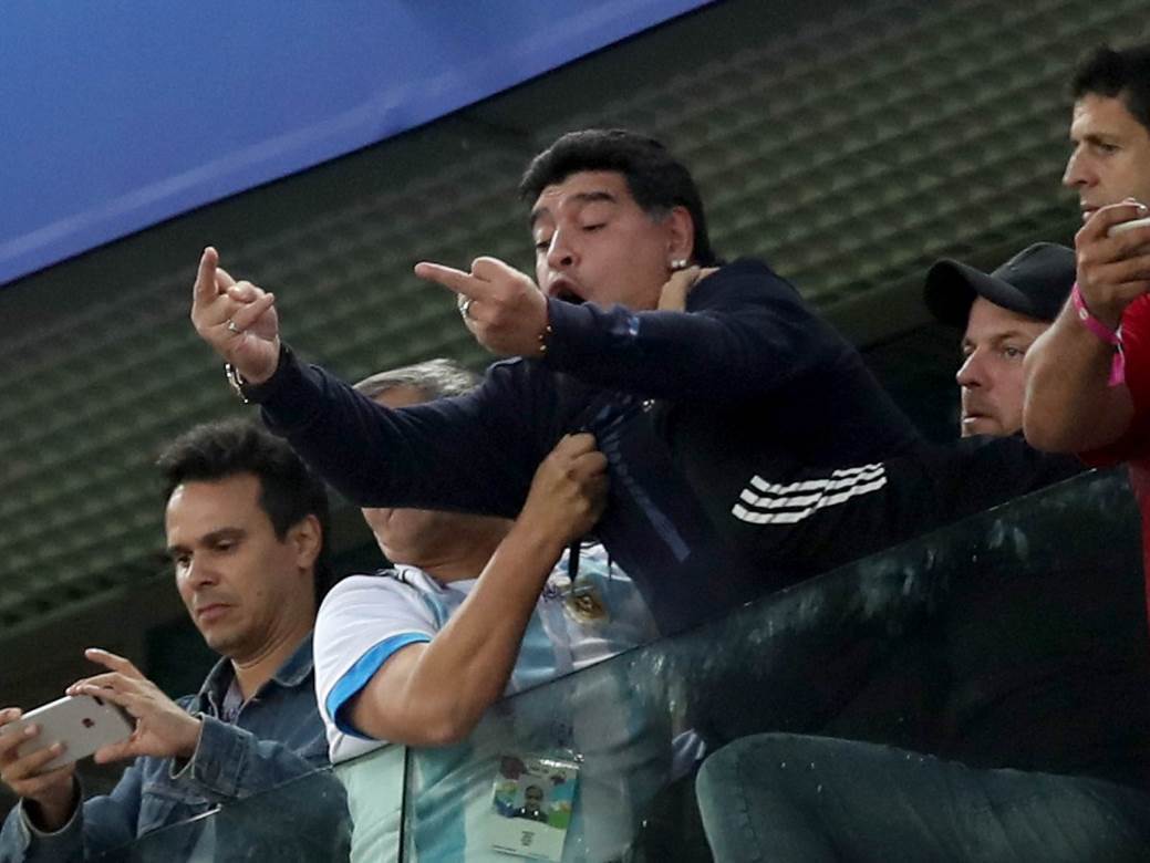  Maradona prije četvrt veka debitovao na klupi Rasinga: U svom stilu! 