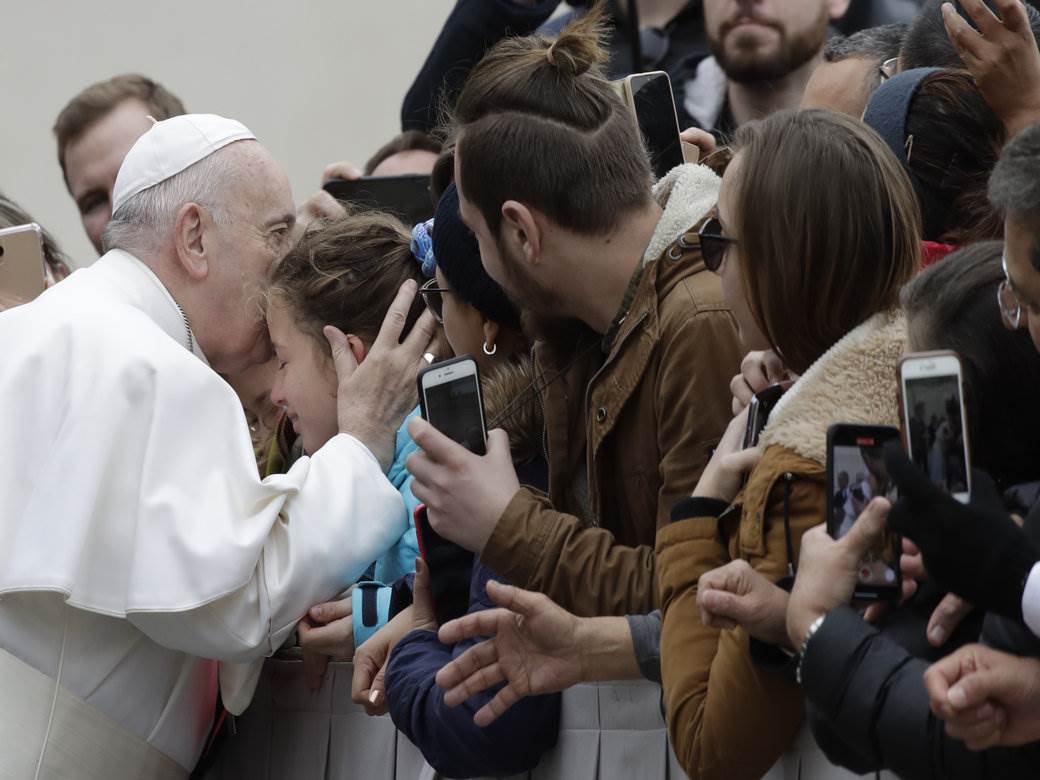  Papa se molio za žrtve koronavirusa, vjernici za svaki slučaj nosili maske 