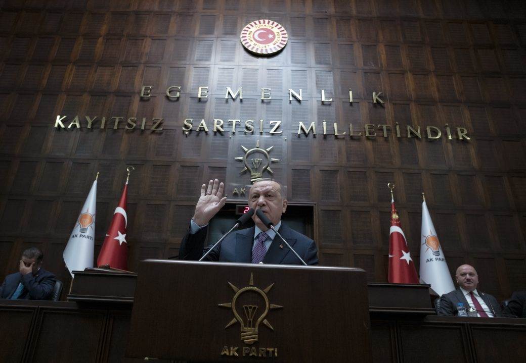  Evo kako se Erdogan ŠTITI od korona virusa, čak ima i asistenta za to 