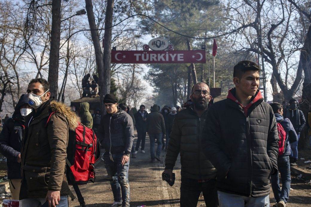  Migranti-iz-Turske-krenuli-ka-Evropi-imaju-besplatan-prevoz-do-Grcke 