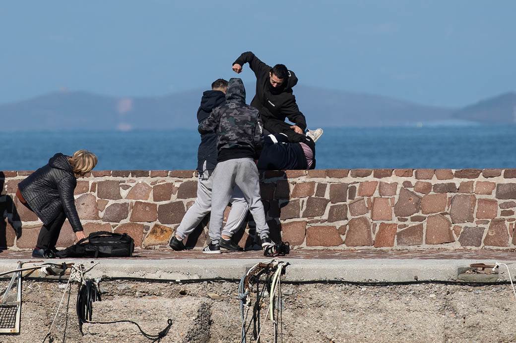  Desničari došli na Lezbos da "brane" Evropu: Antifa ih najurila batinama 
