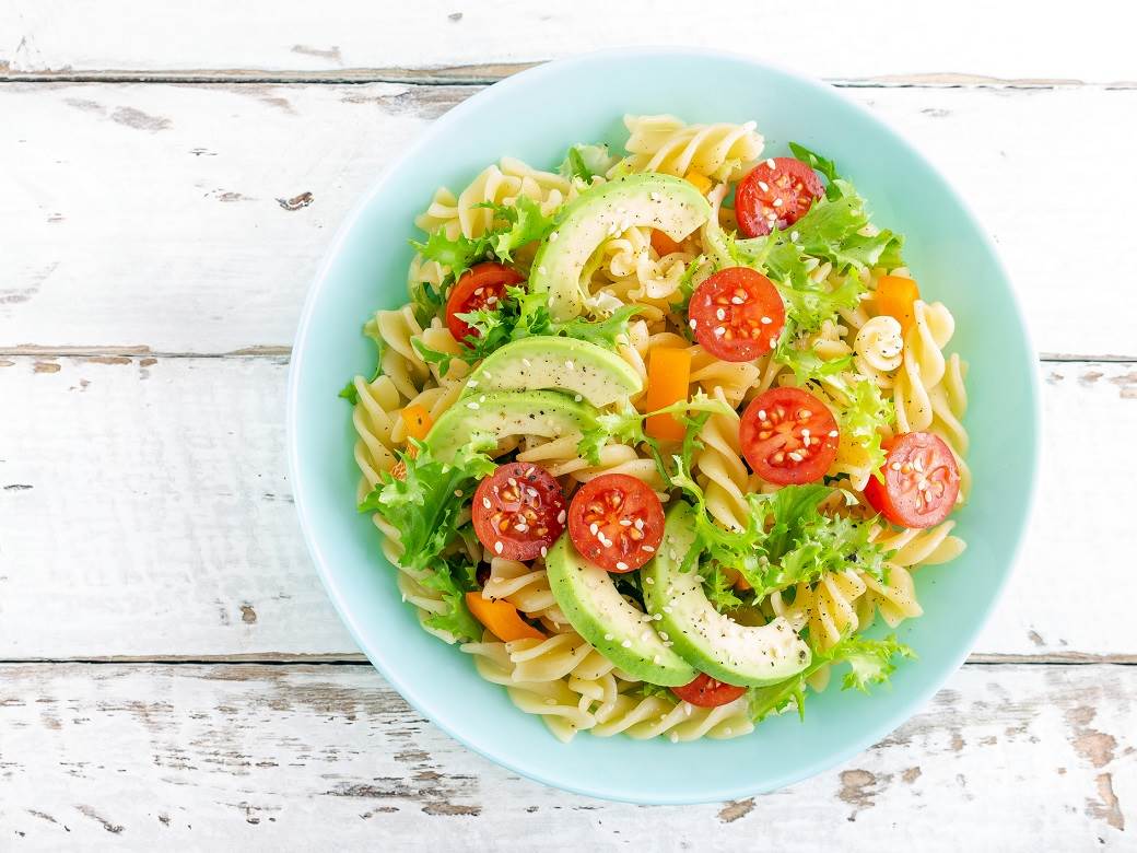  Obrok-salata prste da poližeš! Pasta sa slaninicom, paradajzom i avokadom 