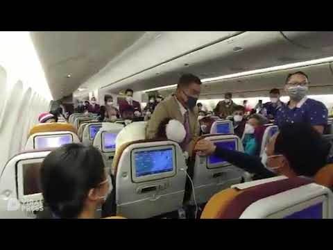  Drama u avionu: Jedva je savladali, namerno kašljala na stjuardesu! VIDEO 
