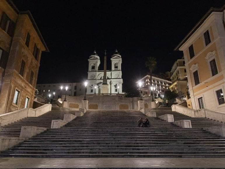  Na ovakav Rim nismo navikli: SABLASNO na Španskim stepenicama! (FOTO) 