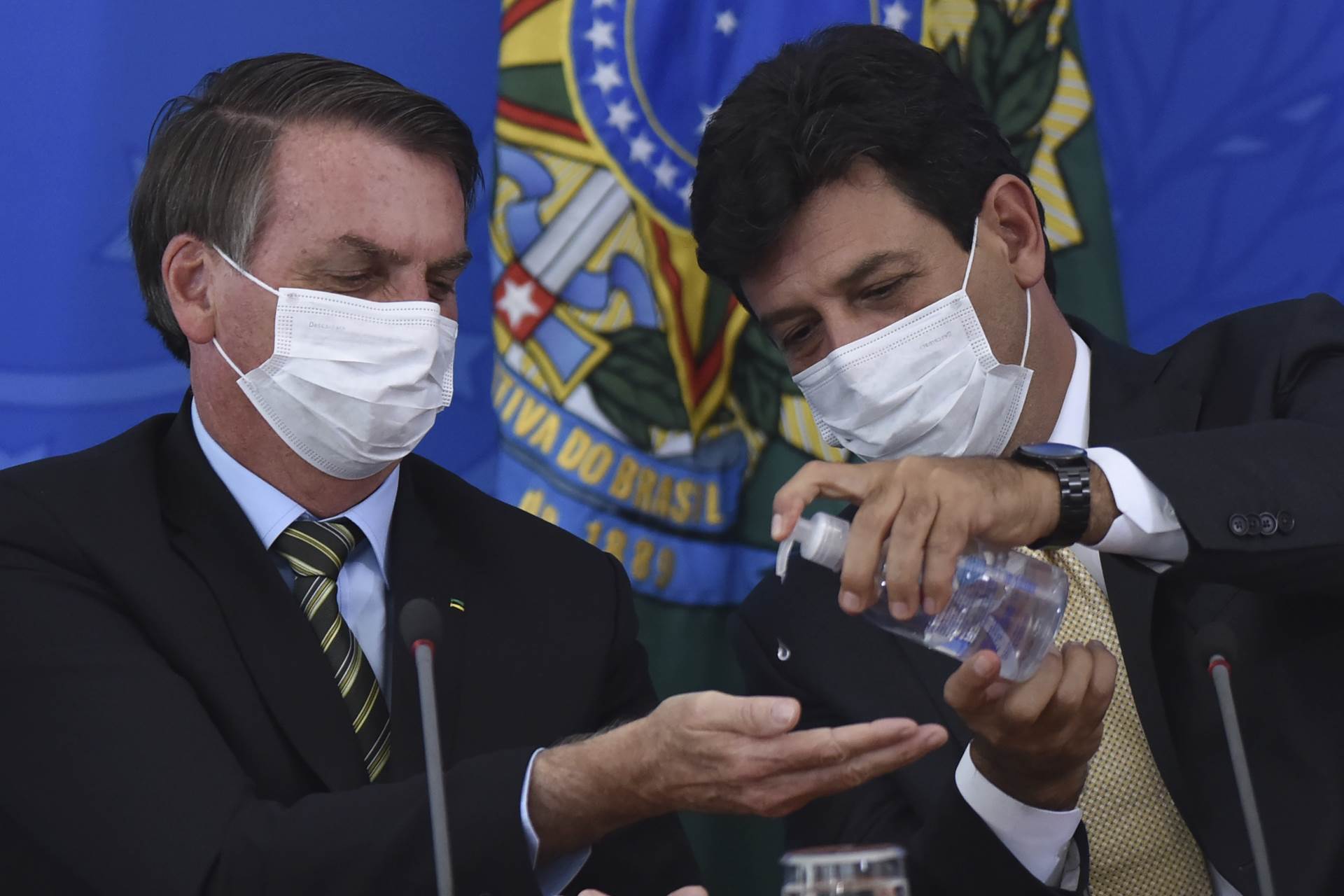  Protiv korone ŠERPAMA I LONCIMA: Brazilci bučno kritikuju Bolsonara 