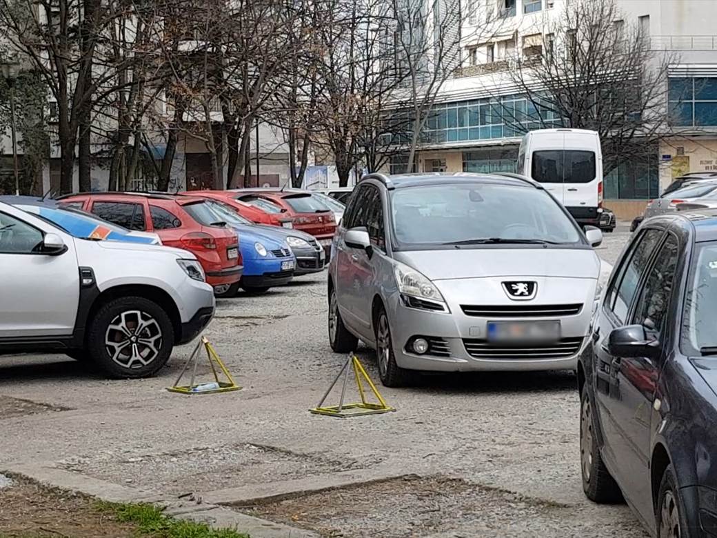  Mještani Rogama ne mogu do kuće zbog nepropisno parkiranih auta 