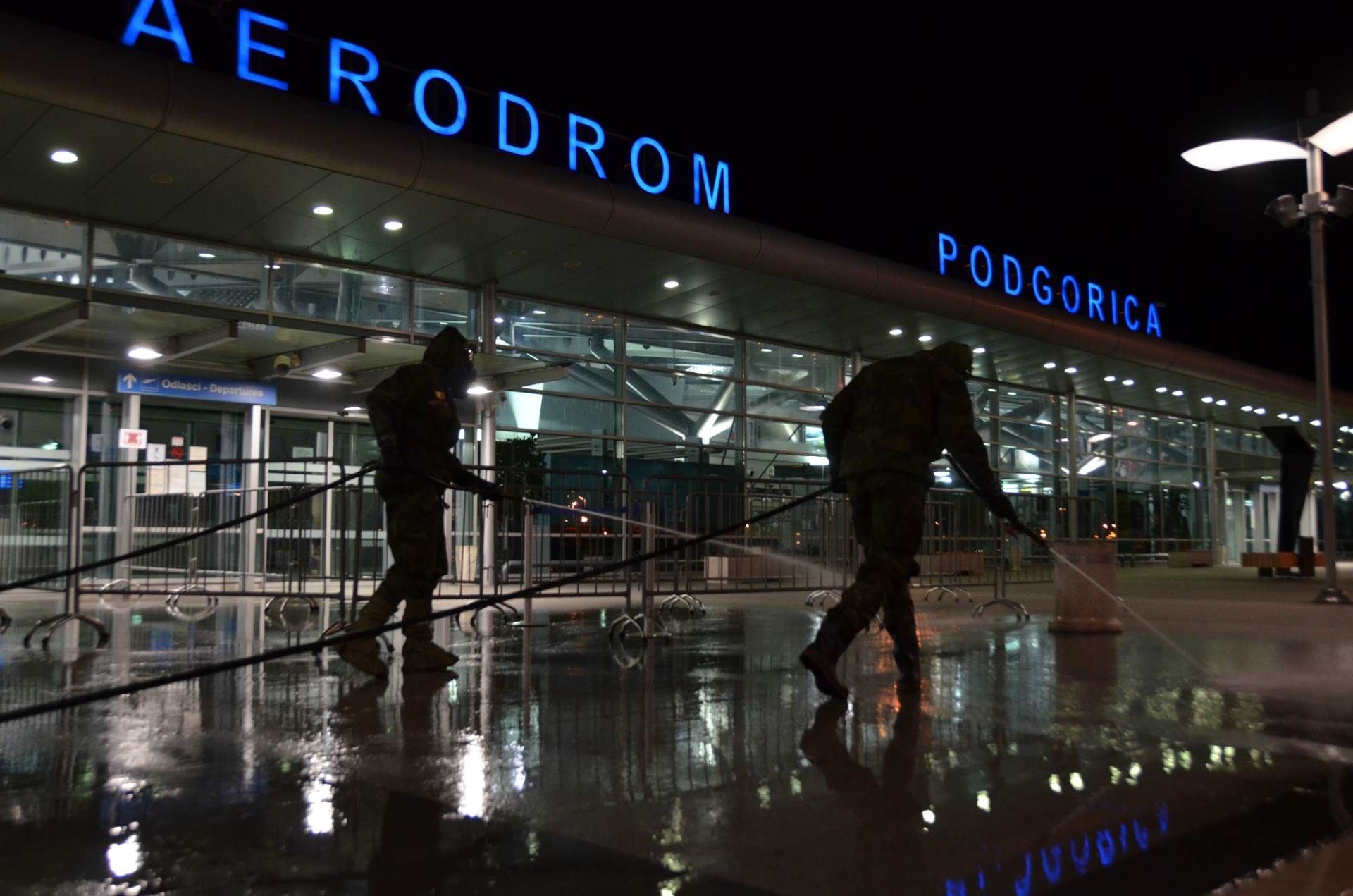  Vojska dezinfikovala Aerodrom Podgorica 