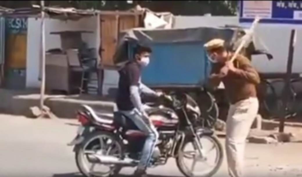  POLICIJSKI ČAS na indijski način! Tuku i bičuju ljude (VIDEO) 