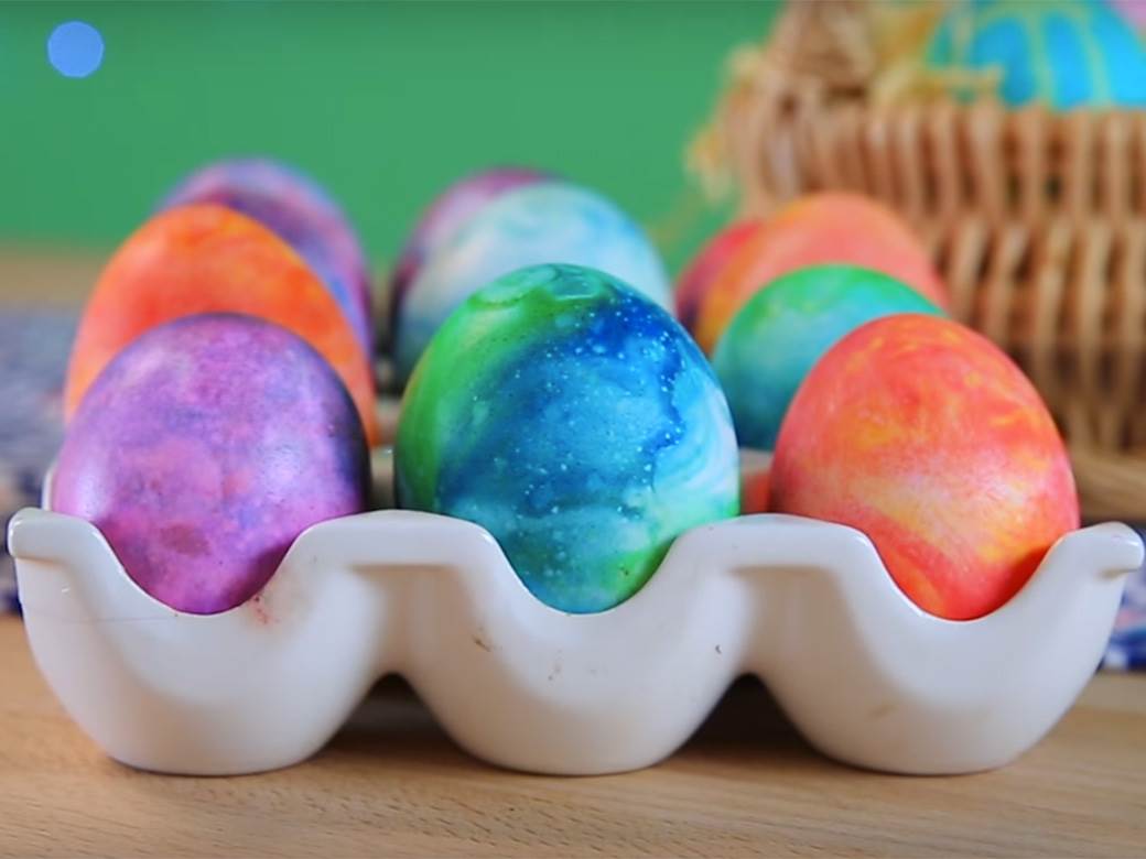  Pogledajte jednostavno video uputstvoza farbanje jaja! 